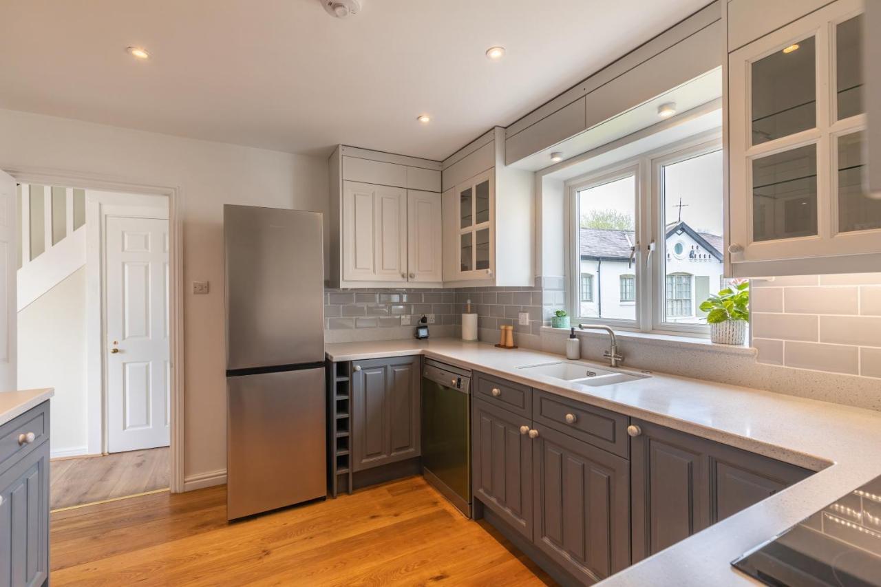 4 Bed City House With Private Garden And Parking Winchester Exterior photo