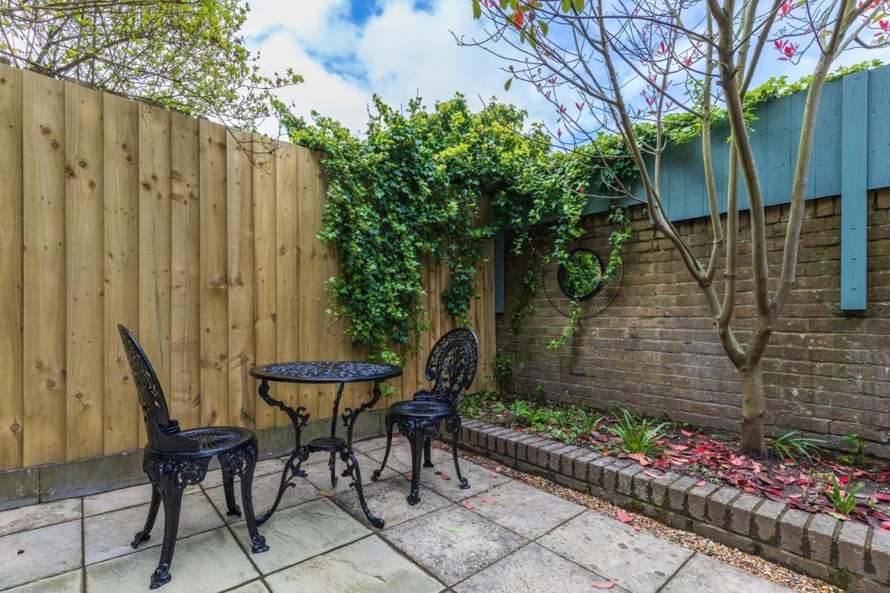 4 Bed City House With Private Garden And Parking Winchester Exterior photo