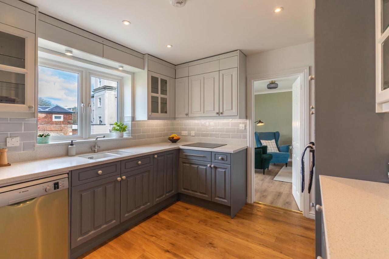 4 Bed City House With Private Garden And Parking Winchester Exterior photo