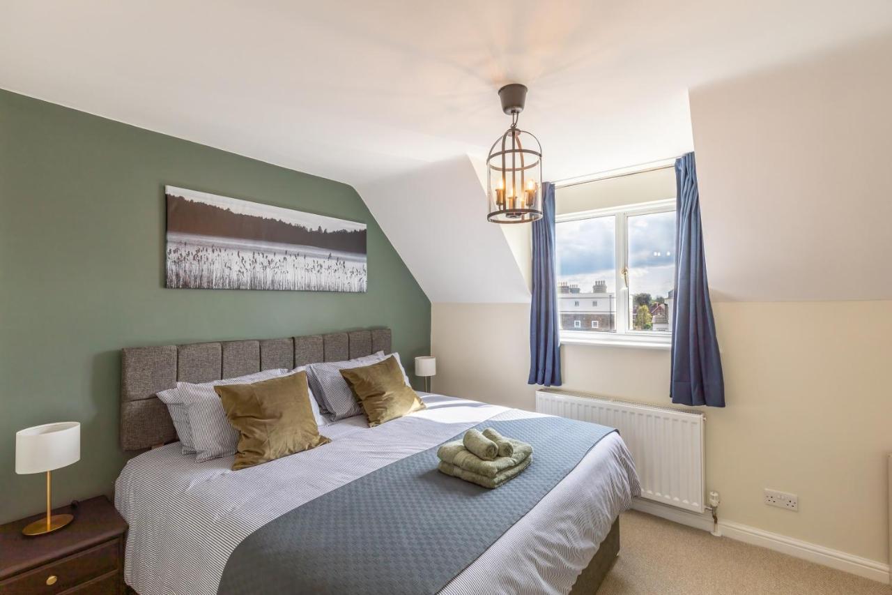 4 Bed City House With Private Garden And Parking Winchester Exterior photo